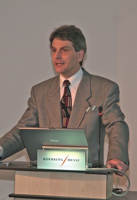 Jörn Schwarz von kekk präsentierte in seinem Vortrag neue Erkenntnisse zum 
Thema Peak Oil
