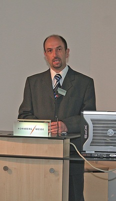 Stefan Winkelmann, Bau und technischer Betrieb der NürnbergMesse, führt in 
die komplexe Haustechnik der Messe ein
