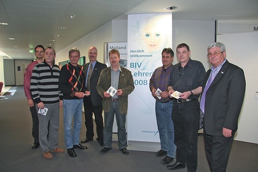 In einer Vortragspause überreicht BIV Geschäftsführer Klaus Arns (rechts) 
den Vertretern der Schulen die Animationssoftware Didamka für 
Unterrichtszwecke. Mit der Software können Schüler nun Kälteprozesse in 
allen Details simulieren
