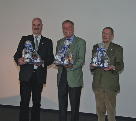 Über das Abschiedsgeschenk für die Organisatoren und den Hauptsponsor, 
diesmal von den Berufsbildenden Schulen Oldenburg, freuten sich (von links) 
Heribert Baumeister, stellvertretender Bundesinnungsmeister, Bernd A. 
Diederichs, Geschäftsführer der…
