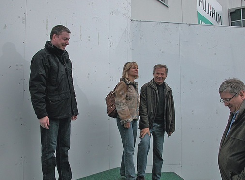 Bundesinnungsmeister Frank Heuberger (l.) auf dem Siegertreppchen am 
Nürburgring; im Hintergrund Dieter Steinigen, Niederlassungsleiter in 
München, mit Gattin; rechts am Bildrand Wilfried Otto, Obermeister Sachsen
