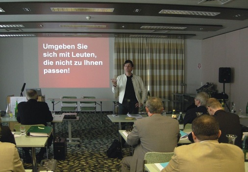 „Alles, außer gewöhnlich“ zu sein, durchlief wie ein farbiges Band die 
Ausführungen des provokatorisch argumentierenden und handelnden 
Wirtschaftsvordenkers Dr. Peter Kreuz. Über den Nutzen einer wie hier 
dargestellten Personalkonstellation möchte ein…