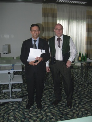 Sie brachten die Sachkunde-Zertifizierung für Betriebe und Personal richtig 
auf den Punkt (v.r.): Franz Seyfried, ÖKKV-Vize, und Jürg Hagleitner, 
Bundesobmann Kältetechnik
