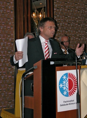 Günther Mertz, Geschäftsführer des FGK und künftiger 
Hauptgeschäftsführer des BHKS, bei seinem wie immer lebhaften Bericht über 
die zahlreichen Tätigkeiten der Geschäftsstelle
