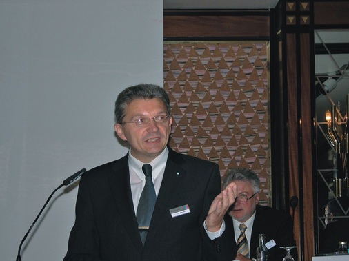 Prof. Dr. Uwe Franzke wird als Vorsitzender der VDI-Gruppe 
Gebäudeausrüstung künftig nicht mehr in der Fachkommission mitarbeiten 
können, bleibt dem FGK aber eng verbunden
