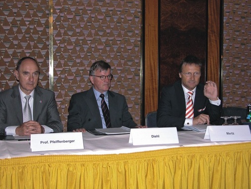 Günther Mertz (r.) erläutert während der Pressekonferenz am 6.6.2008 die 
strategischen Überlegungen zur künftig engeren Kooperation zwischen FGK und 
BHKS. Links Professor Ulrich Pfeiffenberger, Vorsitzender des FGK, und 
Jürgen Diehl, Präsident des…