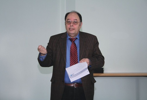 Landesinnungsmeister Reiner Bertuleit führte als Moderator durch die 
Veranstaltung
