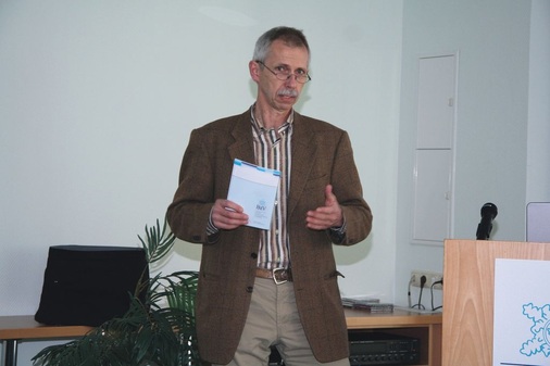 Nachhilfe in Sachen Ausbildungsverordnung erteilte Studiendirktor Dieter 
Schmidt
