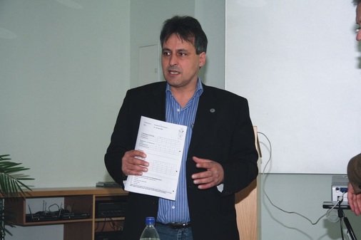 Schulleiter Stephan Hofmann verabschiedet die Besu­cher am Ende der 
Norddeutschen Kälte-Fachtage in Springe
