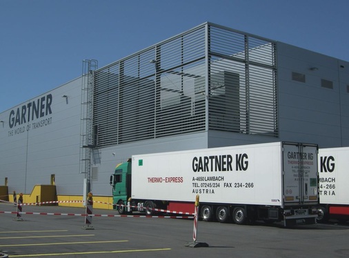 Täglich erreichen 25 bis 30 Thermo-Lkw das Kühllogistikzentrum der 
Spedition Gartner KG in Kehl. Hinter der Gitterblende befinden sich die 
beiden Verdunstungskühler, darunter der Maschinenraum
