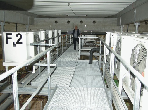 Die zwölf Ventilatorluftkühler der Type S-GGN zur Kühlung des 
Flächenlagers blasen von der Hallenmittelachse aus wechselseitig versetzt 
mit jeweils vier Axialventilatoren, die in zwei Stufen drehzahlgeregelt sind. 
Die Geräte sind über einen…