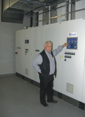 Zentraler Schaltschrank mit eingebauter Anlagen­steuerung über das 
Frigodata XP-System. Kälteanlagenbauermeister Klaus Schulz erklärt hier die 
vielen Funktionen, die über das Bediendisplay ausführbar sind
