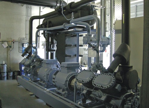 Einer der Flüssigkeitskühlsätze, Fabrikat GEA Grasso, im Maschinenraum. 
Darüber ist liegend angeordnet einer der Flüssigkeitsabscheider
