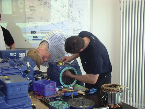 Richtig hinlangen mussten die Berufsschüler im praktischen Teil des Seminars
