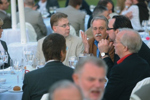 V.l.: Manfred Seikel, Geschäftsführer Bundesfachschule 
Kälte-Klima-Technik, und Dirk Schlattmann, Chefredakteur der SBZ (etwas 
unscharf im Vordergrund: Werner Rolles)
