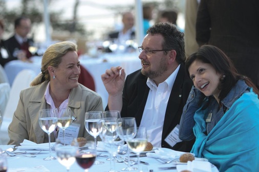 Anette Schießl, Geschäftsführerin Robert Schiessl GmbH, und Kai Halter, 
Leiter internationales Vertriebsmarketing ebm-papst Mulfingen GmbH & Co. KG
