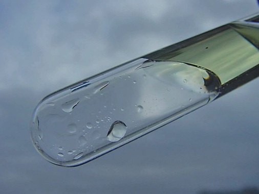 Bild 5: 2-Phasensystem Kältemittel R422D (farblos) mineralölbasierendes 
Kältemaschinenöl Fuchs Reniso KM 32 (gelblich)
