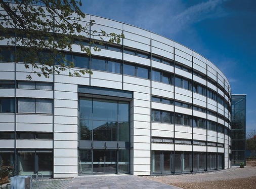 Das neue Instituts­gebäude des Fraunhofer ISE in Freiburg. Seit Sommer 2007 
wird dort eine Adsorptionskälte­maschine von Sortech im Praxisbetrieb 
erprobt und wissenschaftlich untersucht
