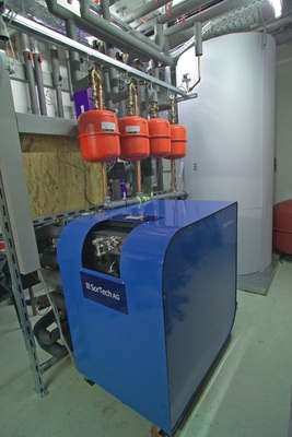 Die Adsorptionskältemaschine im Technikraum des ISE
