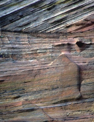 Nach der abiotischen Theorie hängt die Möglichkeit Öl zu finden nur von 
der Durchlässigkeit des geologischen Untergrundes ab. Ist dieser porös, 
steigt Öl auf manchmal bis an die Oberfläche
