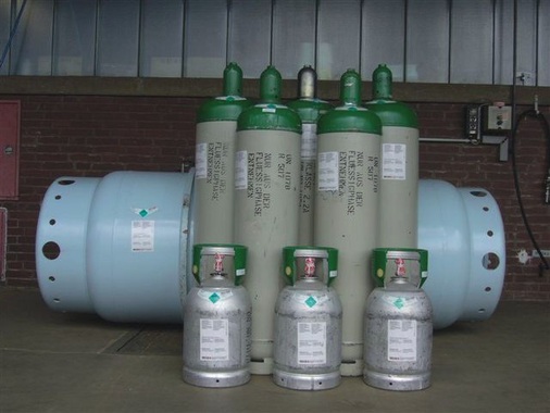 Bild 9: Verschiedene Liefergebinde für R507 in der Größe 14,3l, 59l, 79l 
und 900l
