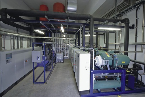 Ordnung muss sein: Der Maschinenraum mit den Flüssigkeitskühlsätzen 
rechts, den beiden Hauptpumpen in der Mitte und der Steuerung mit 
SPS-Touchpanel links
