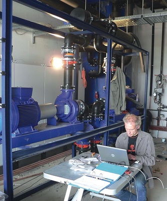 Men at Work: Programmierung der SPS-Steuerung vor Ort. Im Hintergrund die 
Pumpenstation mit einer der filigranen Hauptpumpen
