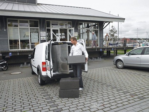 Die Kühl- und Tiefkühlschränke der WEMO AG passen perfekt in den 
Ladebereich eines kleinen Lieferwagens. Mit den BD-Verdichtern von Danfoss 
möchte das Unternehmen die Schränke noch vergrößern und gleichzeitig den 
Energieverbrauch weiter senken
