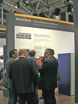 Eher defensiv präsentierte sich Schüco auf der Inter­solar als 
Systemanbieter mit der EAW-Maschine. Das Besucherinteresse war dennoch groß
