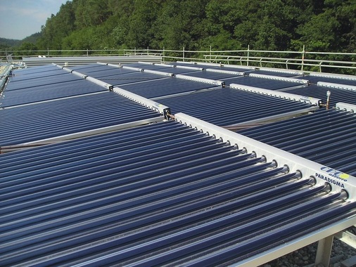 Solarthermischen Großanlagen gehört nach Auffassung von Paradigma die 
Zukunft. Die Einbindung von thermisch angetriebenen Kühlprozessen sei jedoch 
eine Aufgabe für Spezialisten und derzeit noch nicht wirtschaftlich, so 
Klaus Tafel, Geschäfts­führer…