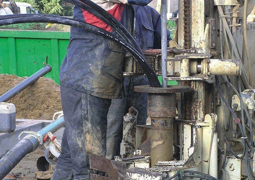 Bei der Montage darf das Rohrmaterial nicht verletzt werden, denn spätere 
Reparaturen sind praktisch unmöglich. Im Winter sollte die Sonde vorgewärmt 
werden
