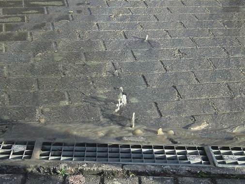 Werden beim Bohren Arteser oder gespanntes Grundwasser angefahren, kann es zu 
übertägigem Wasseraustritt kommen. Für Schäden haftet der 
Grundstückseigentümer
