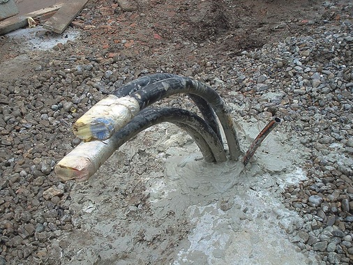 Die Hinterfüllung oder Verpressung der Erdwärmesonde soll die vertikale 
Wasser­wegsamkeit verhindern, die Sonde schützen und ein guter Wärmeleiter 
sein
