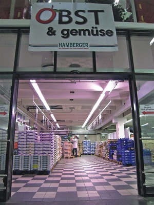 Bei der Hamberger Großmarkt GmbH in München gab es eine schier unlösbare 
Aufgabe zu knacken: Trotz geringer Raumhöhe zugerscheinungsfreie Kühlung 
mit niedrigem Schallpegel
