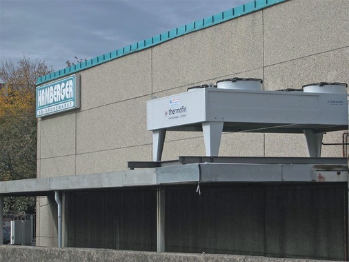 Die Kondensationswärme wird über einen luftgekühlten AxialVerflüssiger 
Typ TCH 080.1-22-B-L (D5) von thermofin abgeführt
