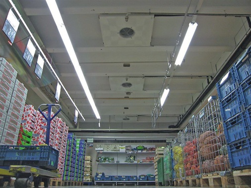 Aufgrund der geringen Raumhöhe und aus optischen Gründen mussten die 
eingesetzten Doppelblock-Deckenluftkühler (Typ: TBDR 040.1-1 
Sonderaus­führung) zwischen den schmalen Betonunterzügen bündig auf 
Unterkante platziert werden
