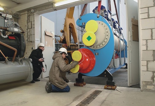 Montage der Kältemaschine von Axima Refrigeration aus der Baureihe Quantum
