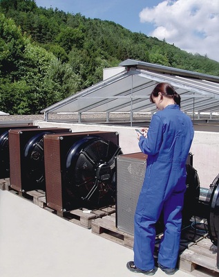 Bild 2: Um drahtlos mit den Ventilatoren zu kommuni­zieren, muss lediglich 
der Bluetooth-Adapter am Bus angeschlossen und in „Sichtweite“ des 
Bedieners installiert werden. Er setzt das Bluetooth-Signal ins 
RS485-Bussignal um und umgekehrt
