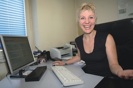 Simone Koch, die zusammen mit Carsten Koch die KKD führt, ist begeistert von 
ihrer neuen Mittelstandssoftware MOS’aik, die besonders die dezentralen 
Strukturen der KKD abbilden kann
