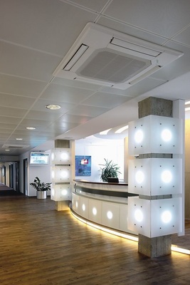 Der ansprechende Empfangsbereich mit Deckenkassette eines der im Hochhaus 
angesiedelten Mieter
