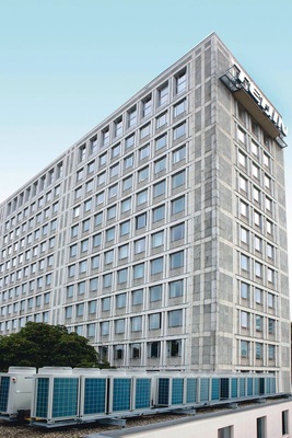 Nach der Übernahme durch den japanischen Chemie­konzern Teijin wurde das 
Hochhaus energetisch saniert. Das Bild zeigt die Außengeräte City Multi VRF 
von Mitsubishi Electric
