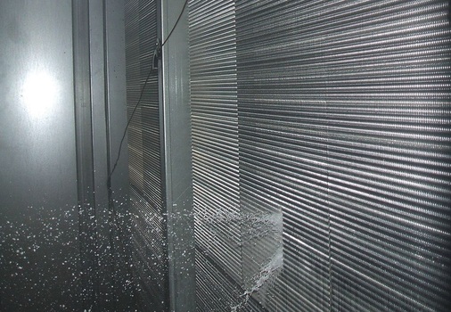 Dieses Bild ebenfalls aus dem Beispielprojekt zeigt die komplette 
Durchdringung des Kühlregisters
