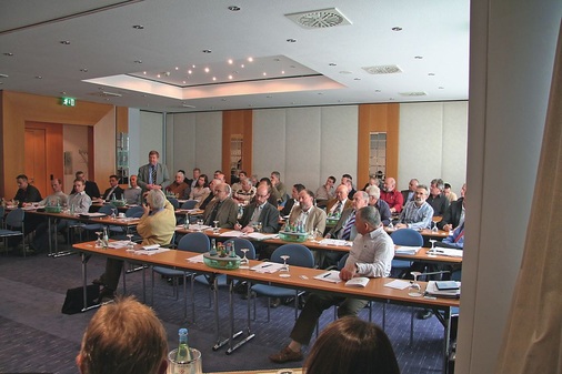 Lebhafte Diskussionen, hier mit Dieter Rochhausen, gab es, als es an die 
Wahlen zum VDKF-Landesvorsitzenden von Sachsen ging
