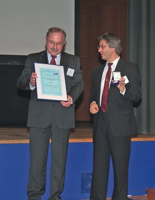 Prof. Hans MüllerSteinhagen (r.) nimmt stellvertretend für das ITW die 
DKV-Münze von Dr. Frank Rinne entgegen
