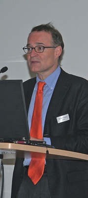 Michael Kaufmann, Vizedirektor des Bundesamtes für Energie, erklärt den 
Kälteanlagenbauern, dass ihr Effizienzbeitrag eine große Bedeutung habe
