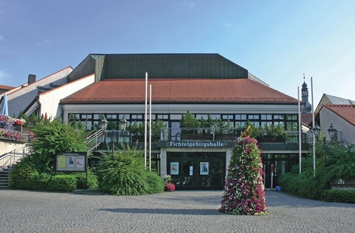 Die bis zu 1000 Personen fassende Fichtelgebirgshalle in Wunsiedel wurde 
nachträglich klimatisiert. Teil des innovativen Energiekonzeptes ist eine 
Yazaki-Absorptionskältemaschine, die mit der Motorabwärme der BHKWs Kälte 
erzeugt
