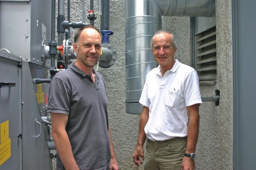Horst Hermannsdörfer und Klaus Hohlweg sind sich einig, dass 
Energiekonzepte, wie das in der Fichtel­gebirgshalle Wunsiedel, in punkto 
Nachhaltigkeit einen neuen Trend aufzeigen
