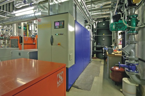 Alt und neu intelligent zu einem nachhaltigen Energie­konzept ver­bunden: 
Die zwei rund 20 Jahre alten Sachs-BHKWs liefern die Grundlast, das neue BHKW 
von Energietechnik Kuntschar + Schlüter deckt die Mittel- und Spitzenlast ab

