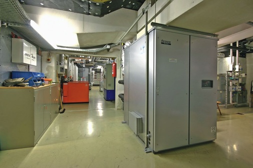 Die Yazaki-Absorptionskälte­maschine in der Fichtel­ge­birgshalle ist auf 
rund 80kW Kälteleistung bei großer ­Heizwasser-Spreizung (15 bis 20K) 
ausgelegt. Durch zwei Kaltwasser-Pufferspeicher mit je 3000l können die 
Stadthalle und deren Neben-räume…