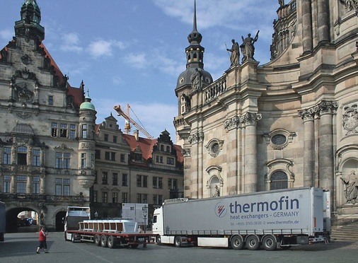 Anlieferung der Rückkühler in Dresden hier vor der katholischen Hofkirche
